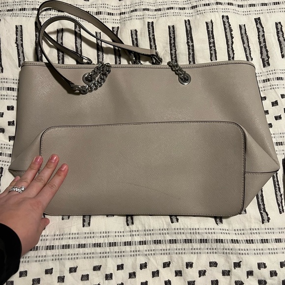 Michael Kors Tote. - Picture 3 of 3